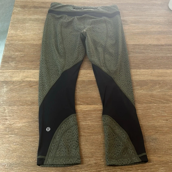 Lululemon leggings size 4 - Picture 5 of 9
